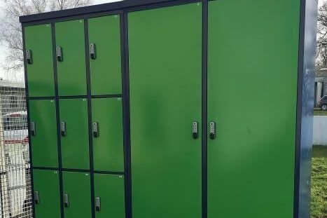 Locks on click and collect cabinets